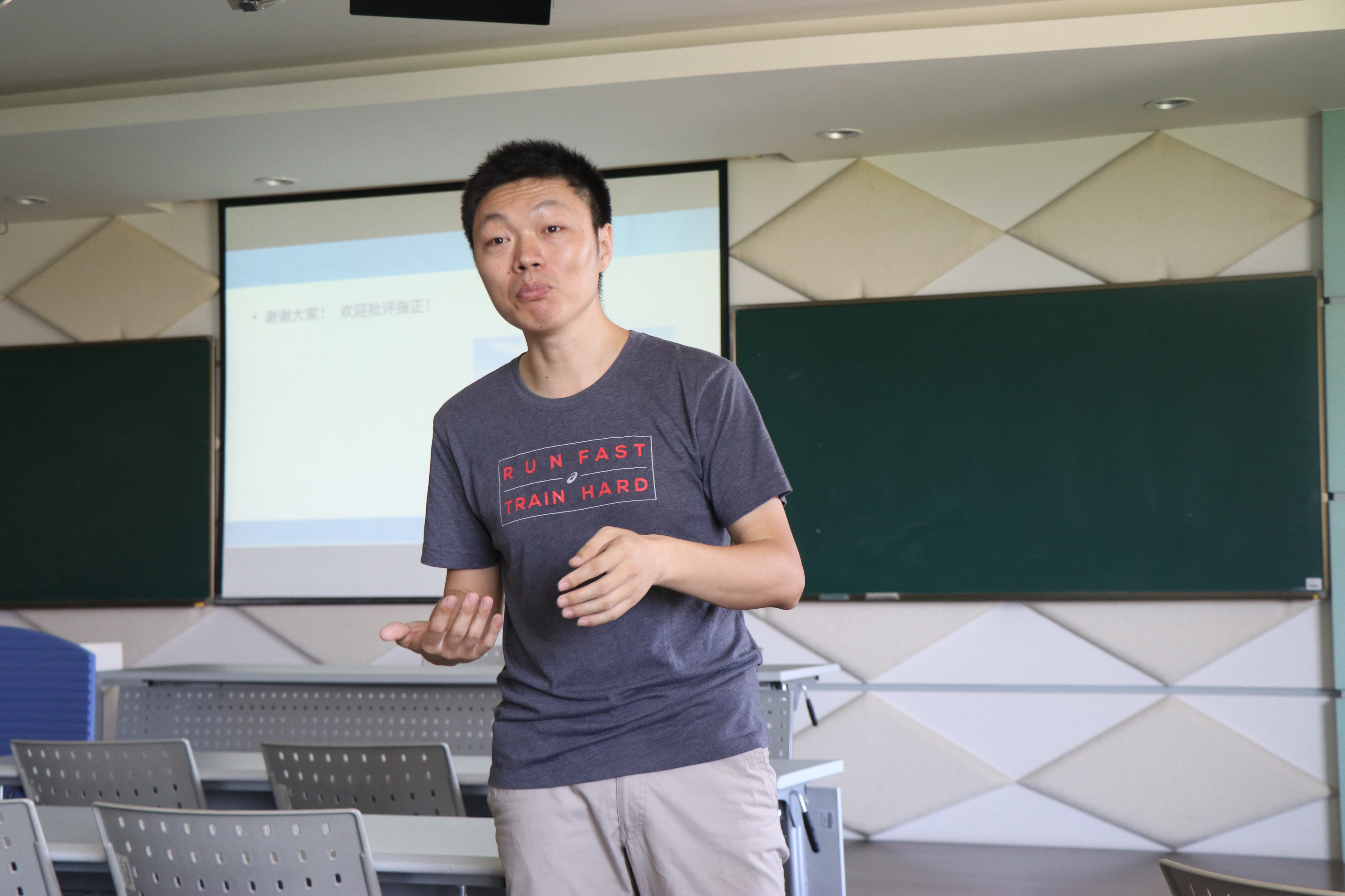(学保处常务副处长刘天翔老师做培训)